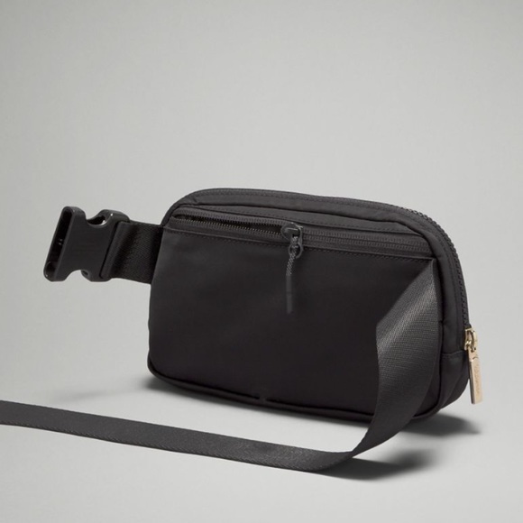 NWT NEW Rare Lululemon Everywhere Belt Bag  Black/Gold w/proof of purchase! - Picture 5 of 11